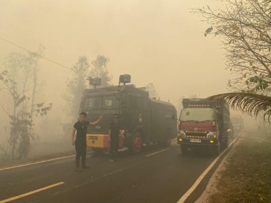 Pengendara Diminta Berhati-hati Saat Melintas Jalan Trans Kalimantan di Desa Tanjung Taruna Karena Diselimuti Asap Karhutla