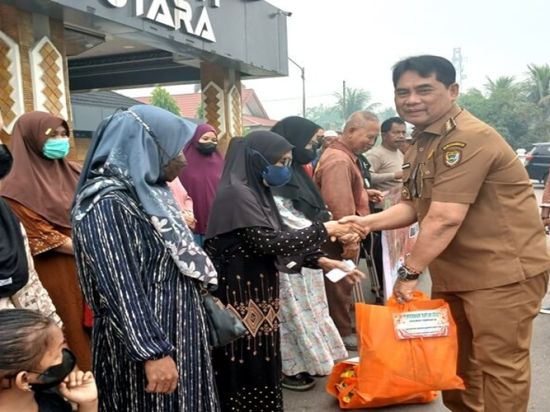 Kabut Asap, Bupati Bantu Salurkan Sembako ke Warga