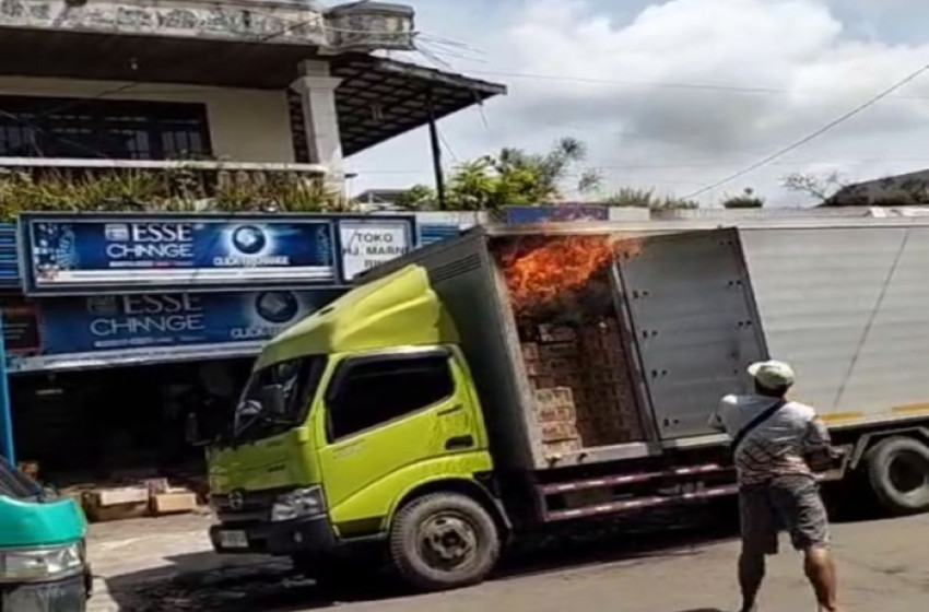 Header Truk Box Pengangkut Barang Wings Food Nyaris Ludes Terbakar di Palangka Raya