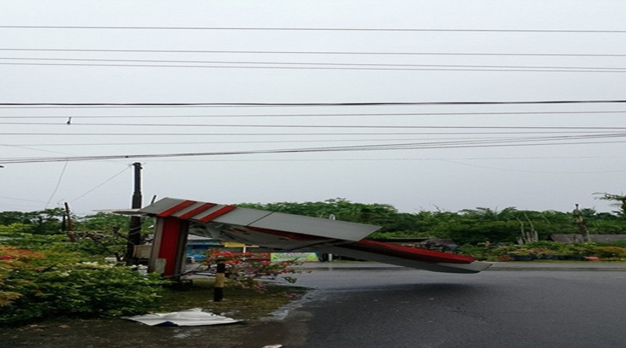 Header Cuaca Ekstrim , Ambrukan Papan Reklame di Jalan Tjilik Riwut Sampit