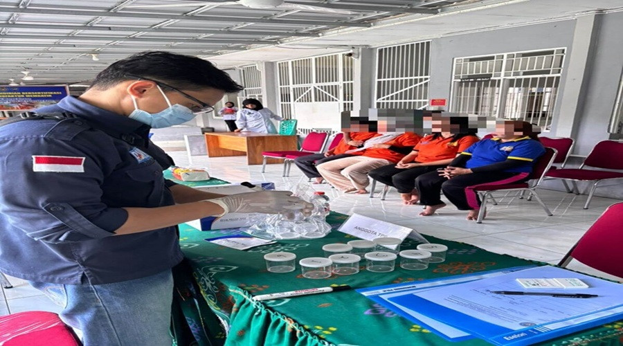Header 10 Napi dan 5 Pegawai di Lapas Perempuan Palangka Raya Tes Urine