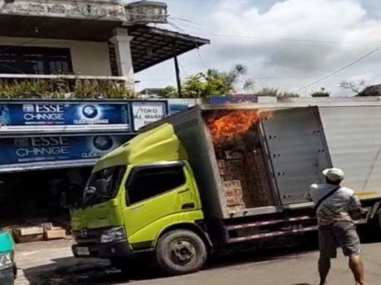 Truk Box Pengangkut Barang Wings Food Nyaris Ludes Terbakar di Palangka Raya